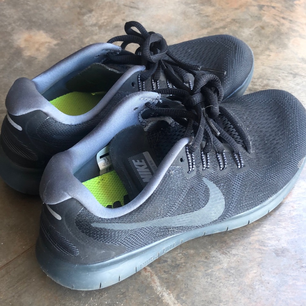 Black nike women shoes!